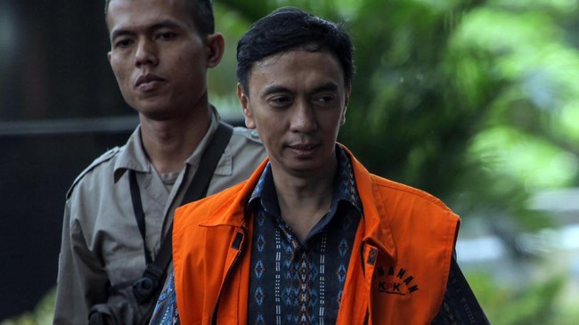 Sebelumnya jaksa penuntut umum telah menuntut auditor BPK yang lain, Rochmadi Saptogiri dengan tuntutan 15 tahun penjara dan denda Rp300 juta.
