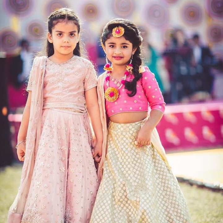 <p>Bajunya memang nggak kembaran. Tapi, bridesmaid ini tetap cute ya, Bun. (Foto: Instagram @wedzo.in)</p>