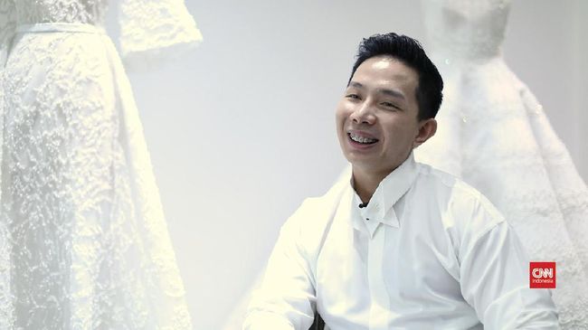 Setelah Anne Avantie, kini giliran desainer Hian Tjen yang membuat pakaian pelindung untuk tenaga medis Covid-19.