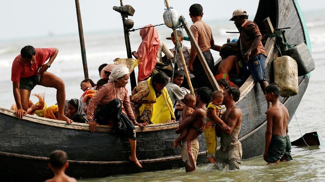 Sekelompok Rohingya rela menembus hutan belantara demi mencapai Bangladesh, di mana mereka akan menguburkan kerabatnya yang ditembak mati oleh militer Myanamar.