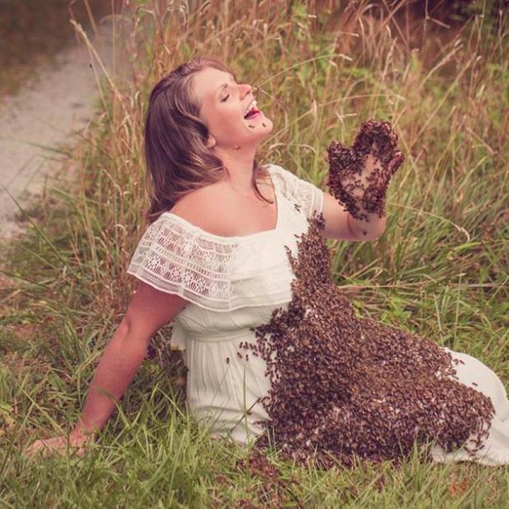 Tuh, nyantai banget ya, Emily dikerumuni sekumpulan lebah-lebah itu. (Foto: Kendrah Damis Photography)