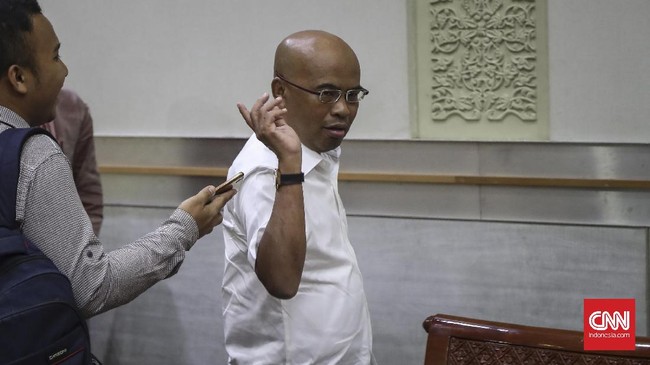 Sejumlah kader dan simpatisan PDIP mendesak Anggota DPR Desmond Junaidi Mahesa meminta maaf karena telah menyinggung Sukarno dan PDIP soal pencabutan TAP MPRS.