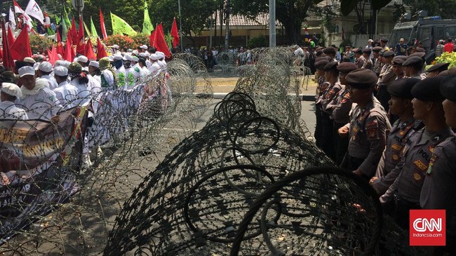 FPI menyatakan perang terbuka dengan Myanmar jika pemerintah Indonesia dan Myamar tak bisa setop kekerasan terhadap etnis Rohingya di wilayah tersebut.