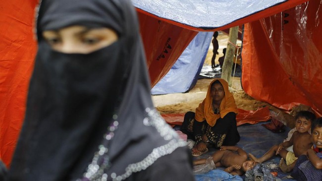 Seorang relawan dari organisasi Aksi Cepat Tanggap (ACT) menceritakan kisahnya saat menyalurkan bantuan dan bertemu para pengungsi Rohingya di kamp penampungan.