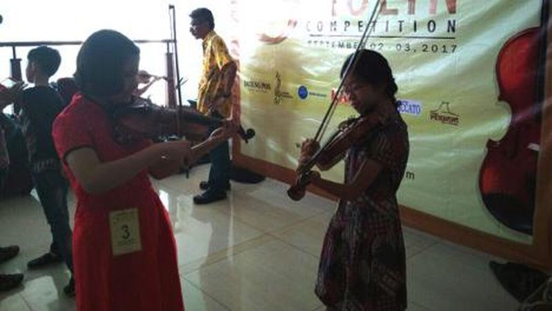 Staf Khusus Bidang Komunikasi Kementerian Pariwisata Don Kardono mengajak ratusan peserta kompetisi violin nasional.