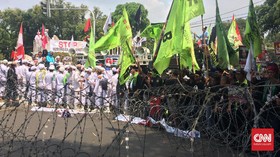 Ricuh, Demonstran Lempar Batu saat Protes di Kedubes Myanmar