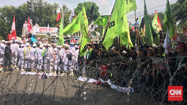 Awalnya massa membakar bendera Myanmar. Namun situasi jadi tidak terkendali. Massa tiba-tiba melempar batu ke Kedubes Myanmar.