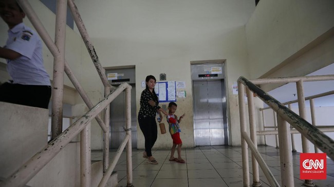 Proses penertiban di antaranya dilakukan melalui surat teguran, surat teguran pertama dan kedua hingga penyegelan terhadap para penyewa unit di rusun.