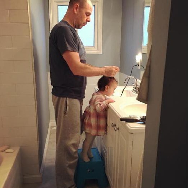 <p> Menatanya pakai cermin besar supaya nggak salah ya, Yah? he he he. (Foto: Instagram/ @bunchofbrooks)</p>