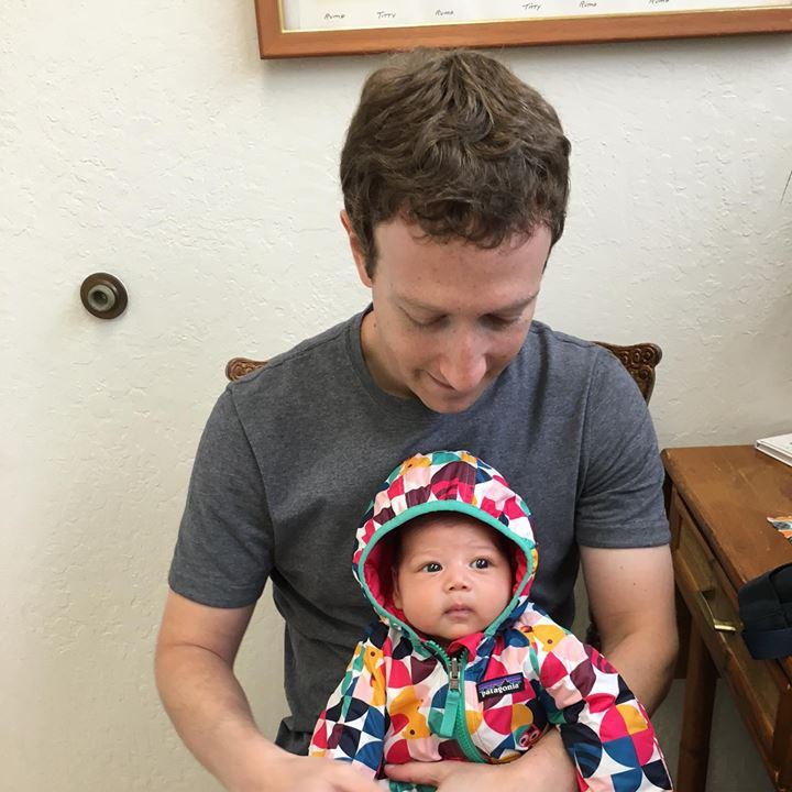 <p>'Aku vaksin dulu ya.' (Foto: Facebook/ Mark Zuckerberg)  </p>