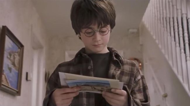 Replikasi Desa Hogsmeade didirikan di tengah aula check-in, di mana pengunjung dapat berfoto ria dengan latar Hogwarts Express.