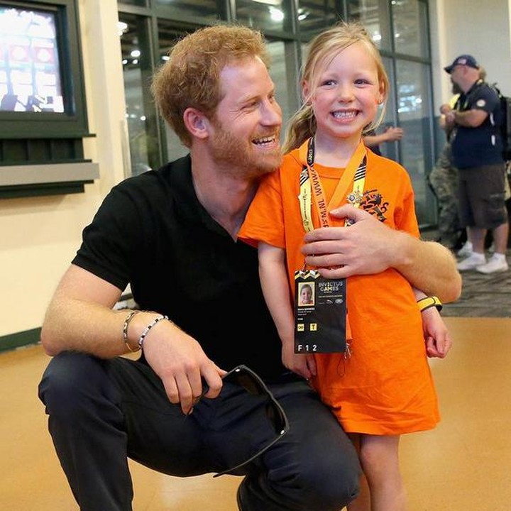<p>Smile! Baik Pangeran Harry atau si anak sama-sama happy nih, Bun. (Foto: Instagram @kensingtonroyal)</p>