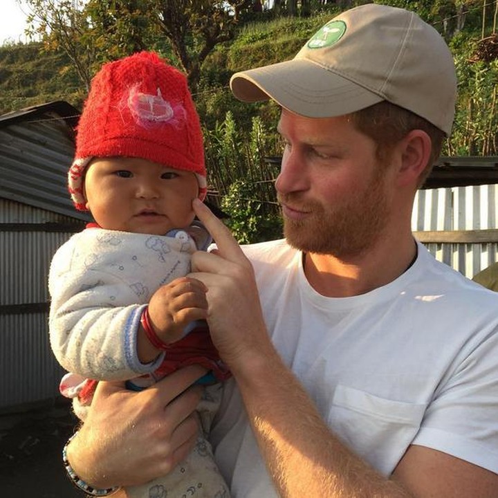 <p>Hmm, Pangeran Harry kayaknya gemas banget nih sama pipi chubby bayi di Nepal ini. (Foto: Instagram @kensingtonroyal)</p>