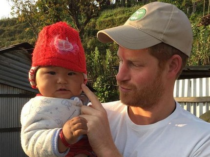 Foto: <i>So Sweet</i>! Pangeran Harry Ternyata Kebapakan Banget, Lho