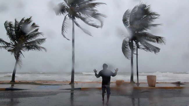 Terjangan badai Irma pada Rabu (6/9) dilaporkan membuat Barbuda, salah satu pulau di Karibia, hancur layaknya puing.