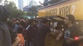 VIDEO: Rio dan Chicco Bagi-Bagi Kopi Gratis di Aksi Kamisan