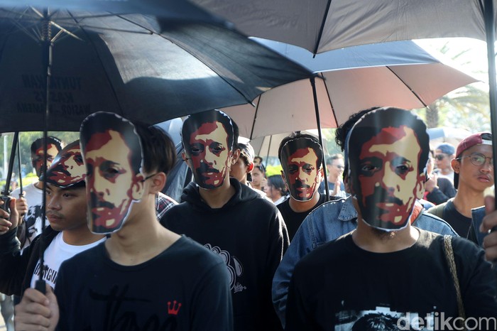 Aksi Kamisan ke-505 di depan Istana Merdeka, hari ini dibarengi peringatan 13 tahun wafatnya Munir. Istri Munir, Suciwati dan aktor Rio Dewanto menghadiri aksi itu.