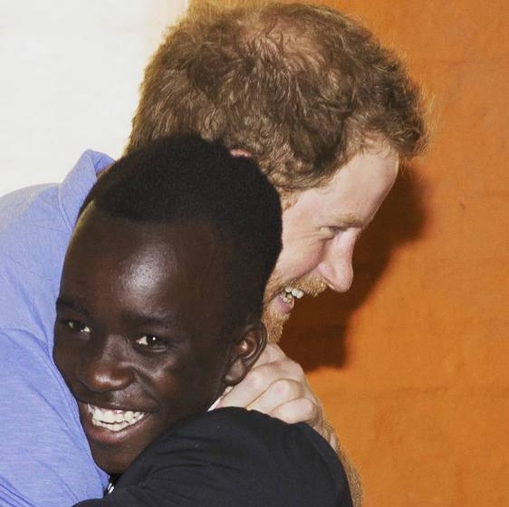 <p>Pelukan hangat untuk salah satu anak di Cape Town. (Foto: Instagram @kensingtonroyal)</p>