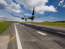 Malunya Boni Tak Sadar Cengkeram Tangan Pak Bos Saat Pesawat Take Off