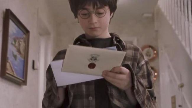 Surat asli penerimaan Harry Potter masuk ke sekolah sihir Hogwarts dilelang untuk para “Muggle” dan diperkirakan akan berharga puluhan juta rupiah.