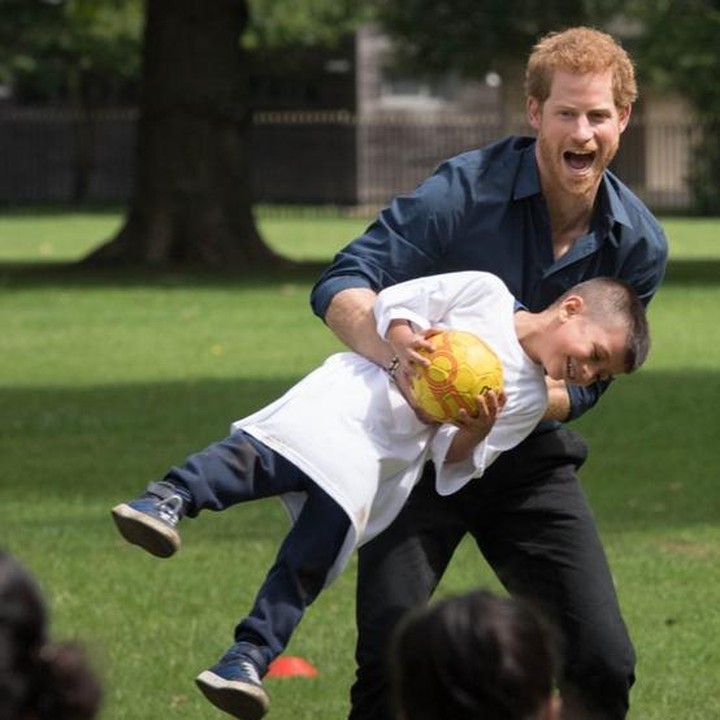 <p>Iseng juga ya Pangeran Harry mengangkat anak ini. Hi hi hi. (Foto: Instagram @kensingtonroyal)</p>