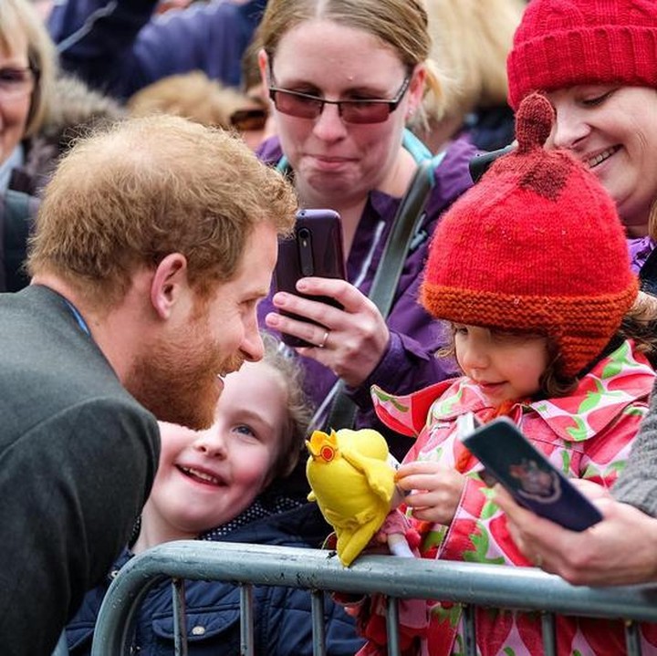 <p>Mendekati seorang anak yang terpisahkan sama pagar, kenapa nggak? (Foto: Instagram @kensingtonroyal)</p>