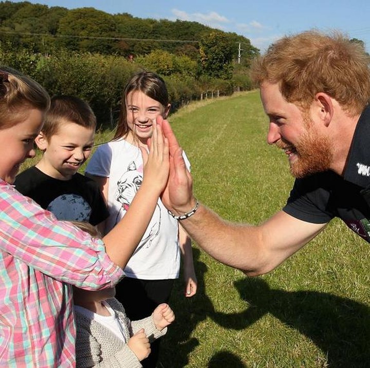 <p>Ngasih semangat ke anak-anak dengan ngajak mereka tos! (Foto: Instagram @kensingtonroyal)</p>