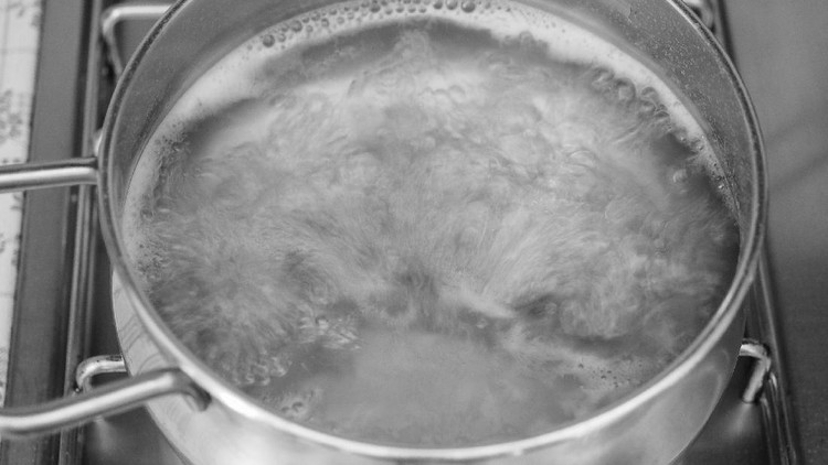 Ada lagi nih tantangan di internet yang aneh-aneh. Yang ini namanya 'hot water challenge'.