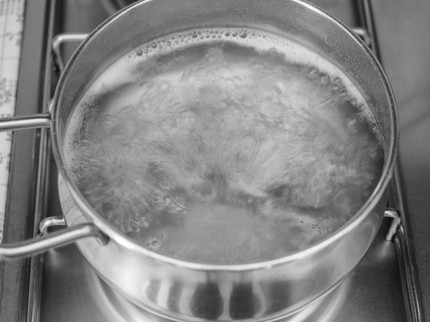 Hati-hati, Bun, Jangan Sampai si Kecil Ikut-ikutan 'Hot Water Challenge'
