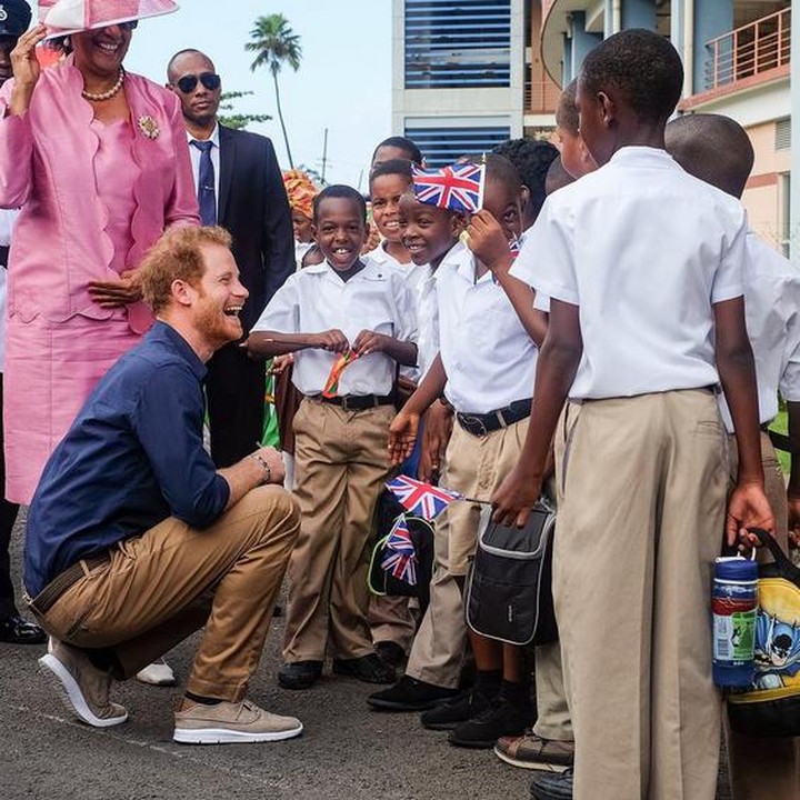 <p>Senangnya Pangeran Harry disambut anak-anak ini. (Foto: Instagram @kensingtonroyal)</p>