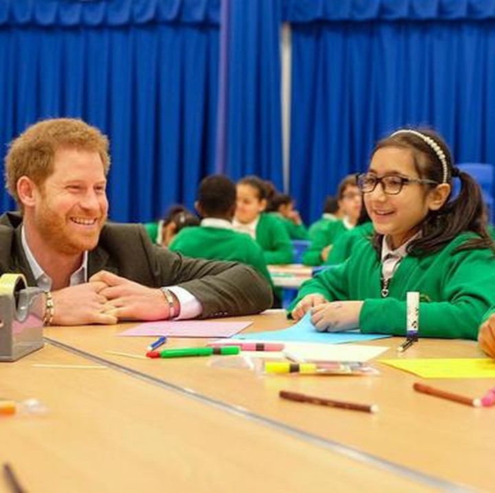 <p>Nggak segan mensejajarkan diri sama anak-anak. (Foto: Instagram @kensingtonroyal)  </p>