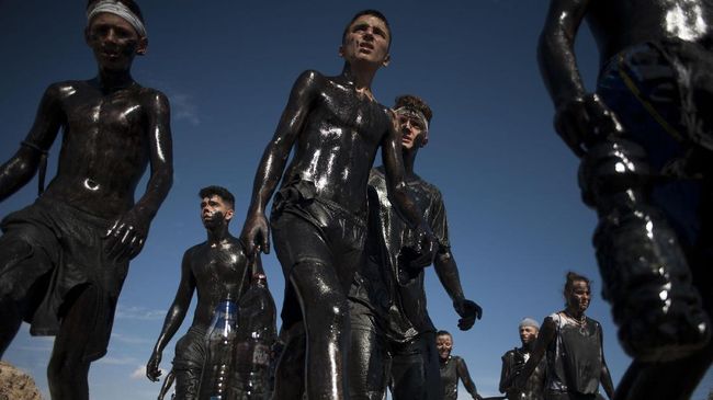 Cascamorras, Festival 'Tergelap' di Spanyol Masyarakat melihat pencuri lari ke desa sebelah. Mereka melakukan pengejaran sambil melemparinya dengan minyak hitam.
