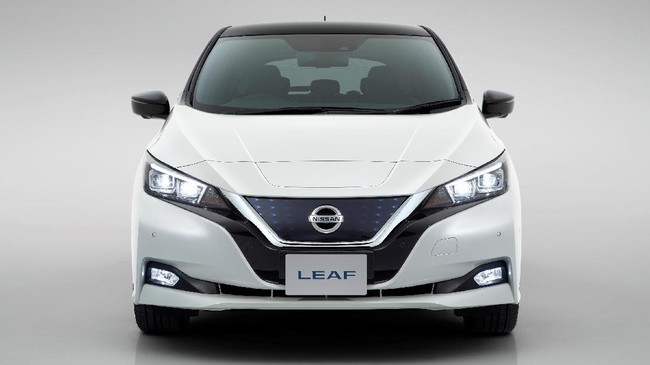 Nissan memoles ulang mobil listrik Leaf dengan sejumlah pemutakhiran, salah satunya teknologi parkir otomatis dengan sistem e-powertrain.