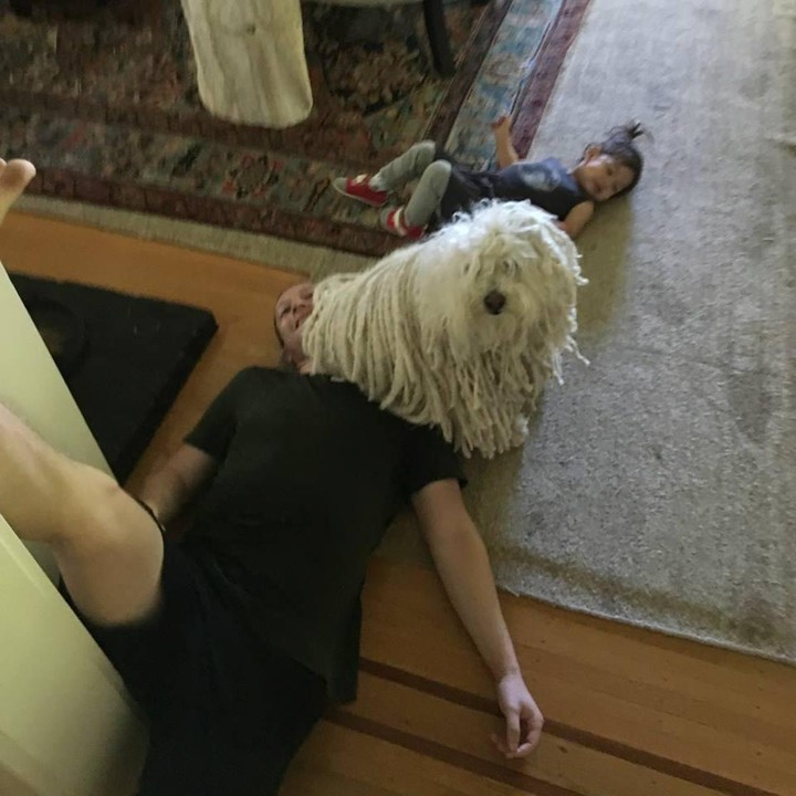 <p>Ikut-ikutan ayah Mark stretching. Hi hi hi. (Foto: Facebook/ Mark Zuckerberg)</p>