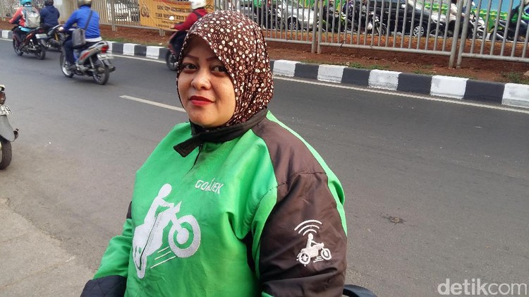 Hidup memang keras. Ibu pun terkadang harus ikut mencari tambahan penghasilan untuk keluarga.