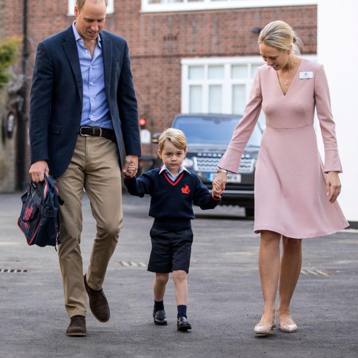 Pangeran William mengantarkan anaknya melewati gerbang sekolah dan disambut sang kepala sekolah, Helen Haslem. Foto: Richard Pohle - WPA Pool/Getty Images