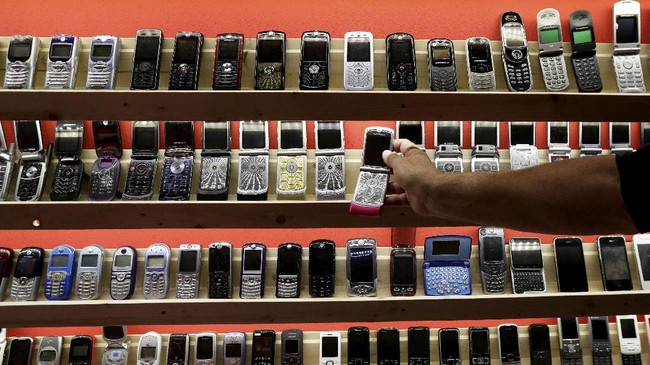 Maraknya peredaran ponsel ilegal atau black market bikin produsen ponsel merugi, oleh karena itu mereka desak pemerintah segera berlakukan aturan IMEI.