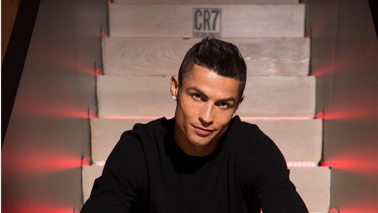 Cristiano Ronaldo sedang menjalani karantina karena virus corona. Saat ini Ronaldo tinggal di rumah mewah di kampung halamannya, Portugal.
