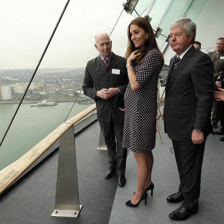 <p> Wah, perut Kate sudah kelihatan membuncit nih. Hi hi hi. (Foto: Christopher Pledger/ WPA Pool/ Getty Images)</p>