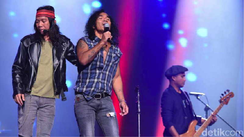 Siapa yang tidak kenal Slank? Grup band papan atas Tanah Air ini telah menelurkan banyak album yang fenomenal.