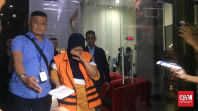 Uang Rp40 juta sempat dibuang di halaman belakang rumah Dewi Suryana. Pada pukul 02.00 WIB dini hari, tim KPK menemukan uang di antara rerumputan.