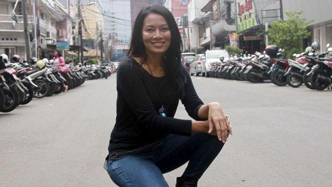 Penulis Dewi Lestari memendam protes yang tak pernah tersampaikan untuk Glenn Fredly hingga musisi asal Maluku tersebut meninggal dunia pada Rabu (8/4).