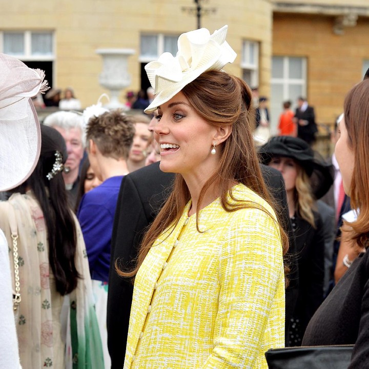 <p>2 Bulan jelang kelahiran Pangeran George, Kate tetap tampil prima dan anggun. (Foto: John Stillwell/ WPA Pool/ Getty Images)  </p>