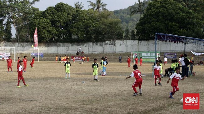 Kemenpora melepas tim juara BLISPI (Badan Liga Sepakbola Pelajar Indonesia) dari Sumatera Utara, Asahan, yang akan mengikuti kejuaraan Barcelona Cup U-16 2017.