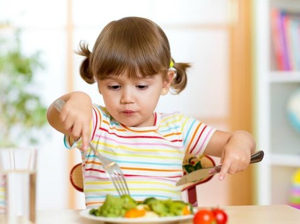 Trik agar Anak Mau Makan Sayur dan Buah Tanpa Paksaan