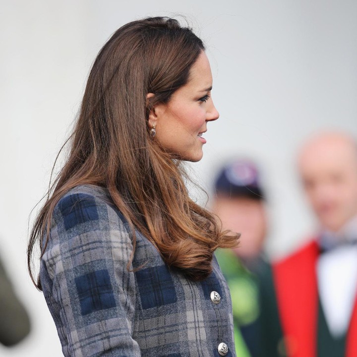 <p>Pakai coat corak kotak-kotak, ibu hamil satu ini tetap menawan. (Foto: Chris Jackson/Getty Images)</p>