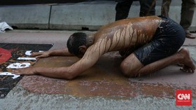 Protes Perusahaan Tambang, Aktivis 'Mandi' Lumpur