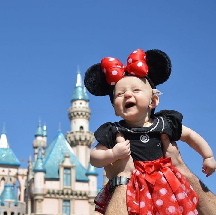 Hore! Minnie Mouse cilik senang banget diajak ke Disneyland! (Foto: Instagram @elyse_and_aurora)
