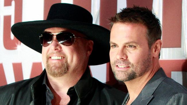 Troy Gentry seharusnya tampil bersama rekannya, Eddie Montgomery pada Jumat (8/9) malam. Namun ia tak muncul karena terlibat kecelakaan helikopter.