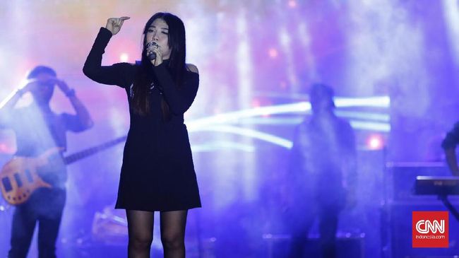 Pedangdut Via Vallen saat tampil di acara Semarang Jelajah Musik (Semarjamu) kota Semarang, Jumat (8/9).